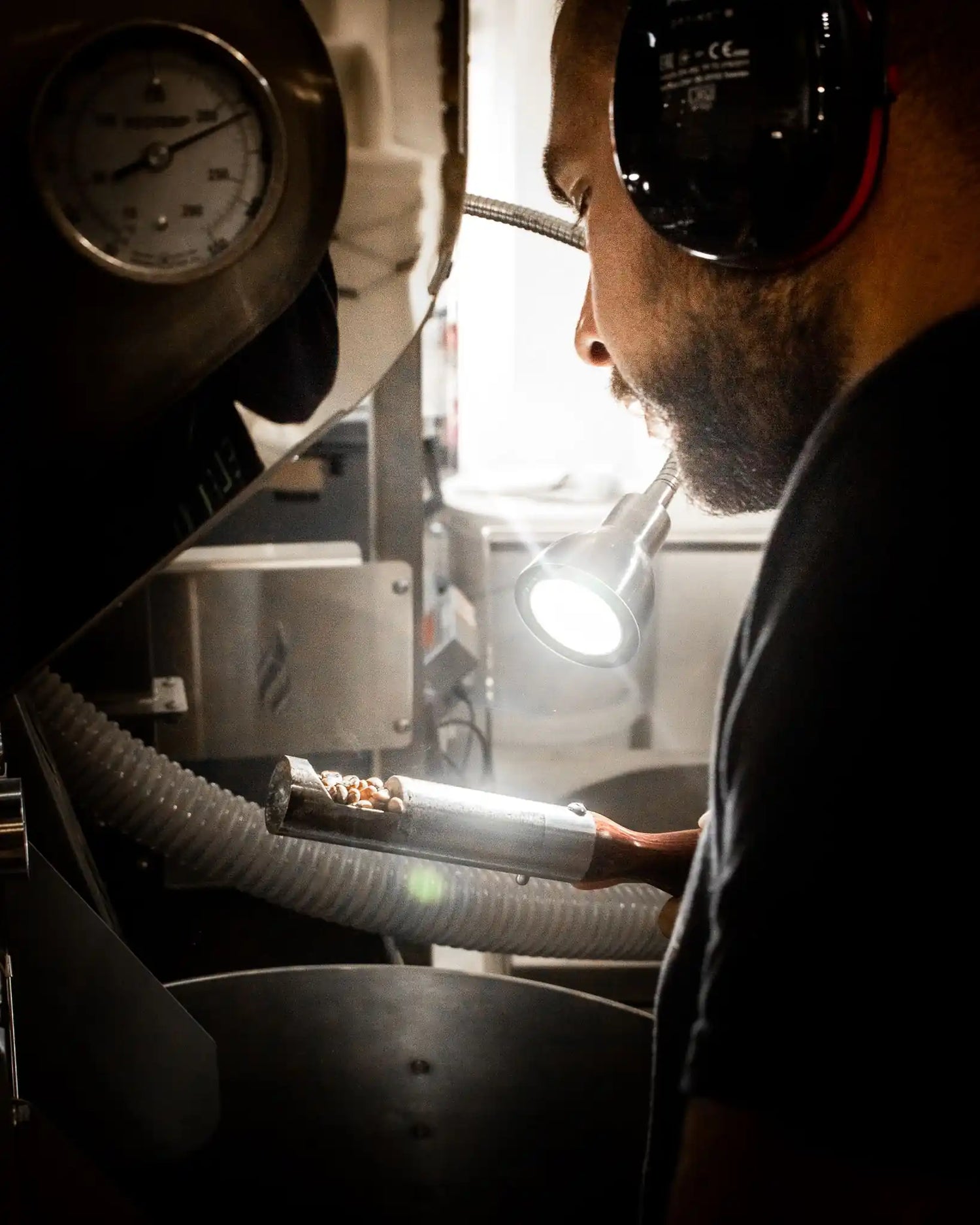 Coffee roaster and sommelier of coffee, expert in roasting and coffee shop consulting